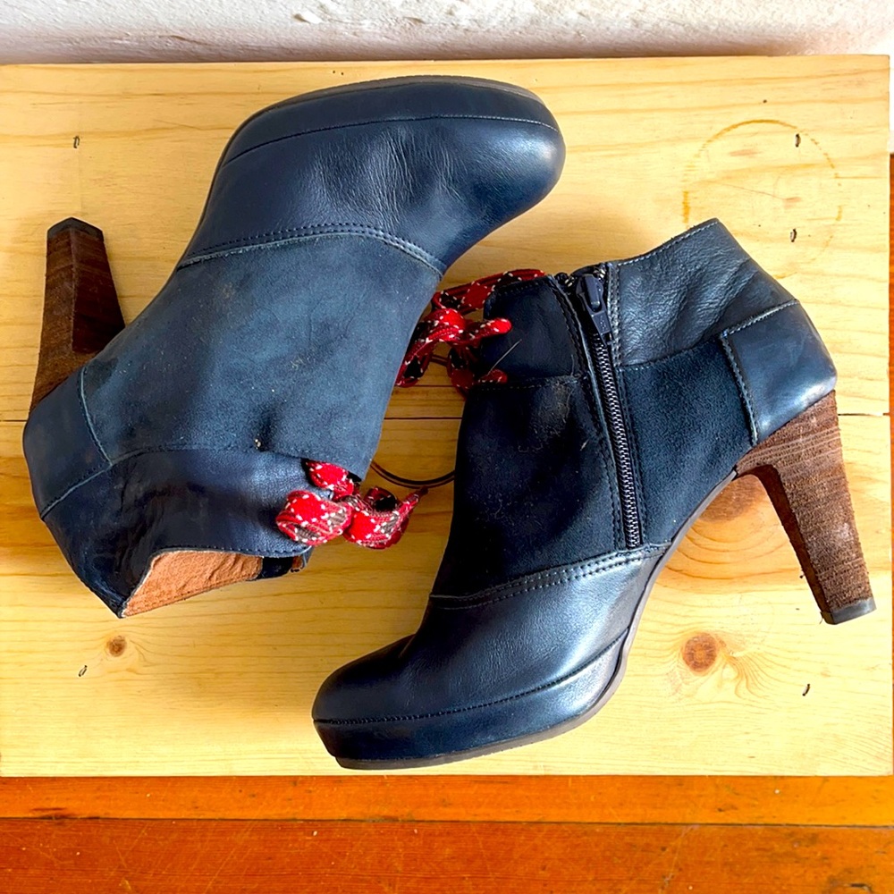 ANTHROPOLOGIE navy bootie with laces Sz 7.5